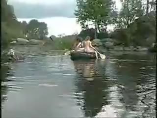 Drei überlegen mädchen nackt mädchen im die dschungel auf boot für putz jagd