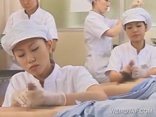 Jepang perawat menghirup air mani di luar dari berbalik di kemaluan laki-laki