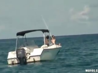 Två flickor på en båt spied på och slog