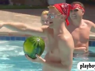 Scambisti avendo divertimento e orale sesso film in nuoto piscina