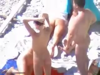 Solning strand sluts har några tonårs grupp smutsiga filma kul