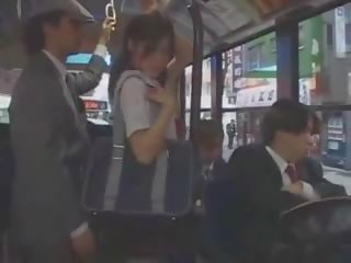 Asiática jovem grávida gaja apalpada em autocarro por grupo
