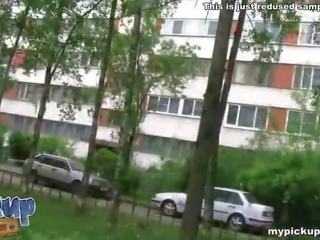 Youngster sighs від задоволення в той час як каммінг в тендітна пташенята рот кіно