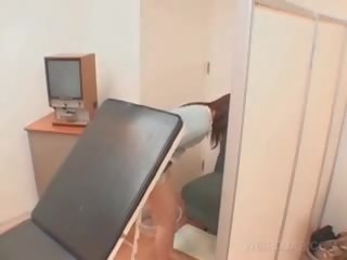 Азиатки пациент влагалище opened с рефлектор при на медицински мъж