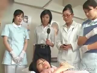Asiatisk brunette adolescent slagene hårete johnson ved den sykehus
