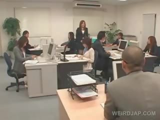 Japansk cookie blir roped til henne kontor stol og knullet
