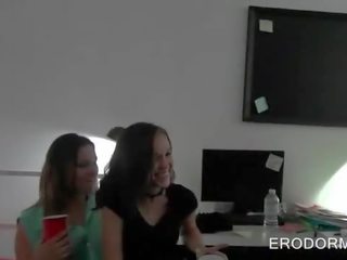 Süýji kolledž babes throwing a x rated video weçerinka in