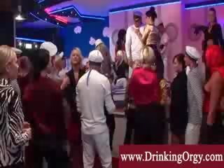 Πορνοστάρ απολαμβάνοντας ένα ναύτης πάρτι