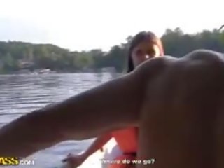 Tynn unge kvinne blir spikret i den båt i en mmf trekant