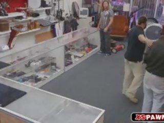 I pabesueshëm lesbians fucked në pawn dyqan në i vendosur lart disa shtesë para në dorë