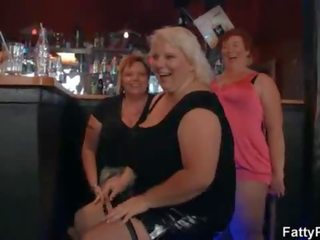Besar payudara wanita gemuk cantik memiliki kesenangan di itu bar