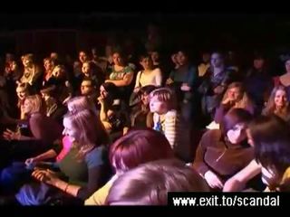 Arc- és női orgazmus -ban nyilvános videó
