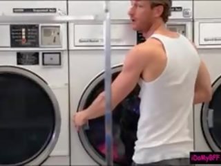 Sexy besties haben spaß mit ein glücklich kumpel im laundry bereich