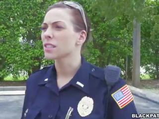 Vrouw cops trek over- zwart suspect en zuigen zijn schacht