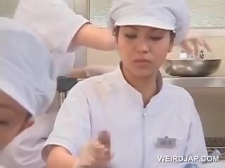 Remaja warga asia jururawat menggosok aci untuk sperma perubatan peperiksaan