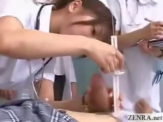 Milf jepang dokter menginstruksikan perawat di proper memainkan kontol dengan tangan
