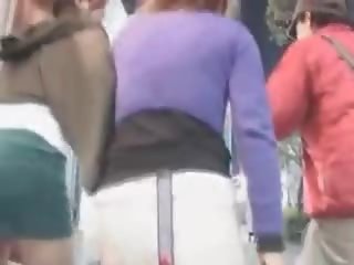 เอเชีย วัยรุ่น hotties แวบวับ เซ็กซี่ ขา ใน มินิ กระโปรง กลางแจ้ง