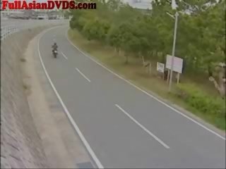 Hapones damsel rides laruan motorcylcle