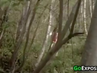 Telanjang gadis di itu hutan