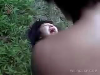 Fragile asyano anak na babae pagkuha brutally fucked panlabas