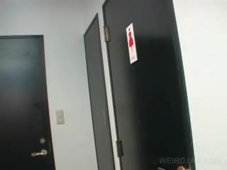 Asiatisk tenåring funksjonen vids twat mens pissing i en toalett