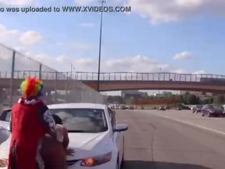 Gibby the klaun fucks šťavnatý tee na atlanta’s většina populární highway