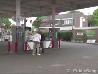 Very göwreli ms jemagat öňünde 3 adam at a gas station